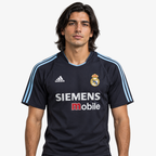 Real Madrid Camisola Secundária - 03/04 — hero editorial com modelo IA
