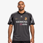 Real Madrid Camisola Guarda-Redes - 02/03 — hero editorial com modelo IA