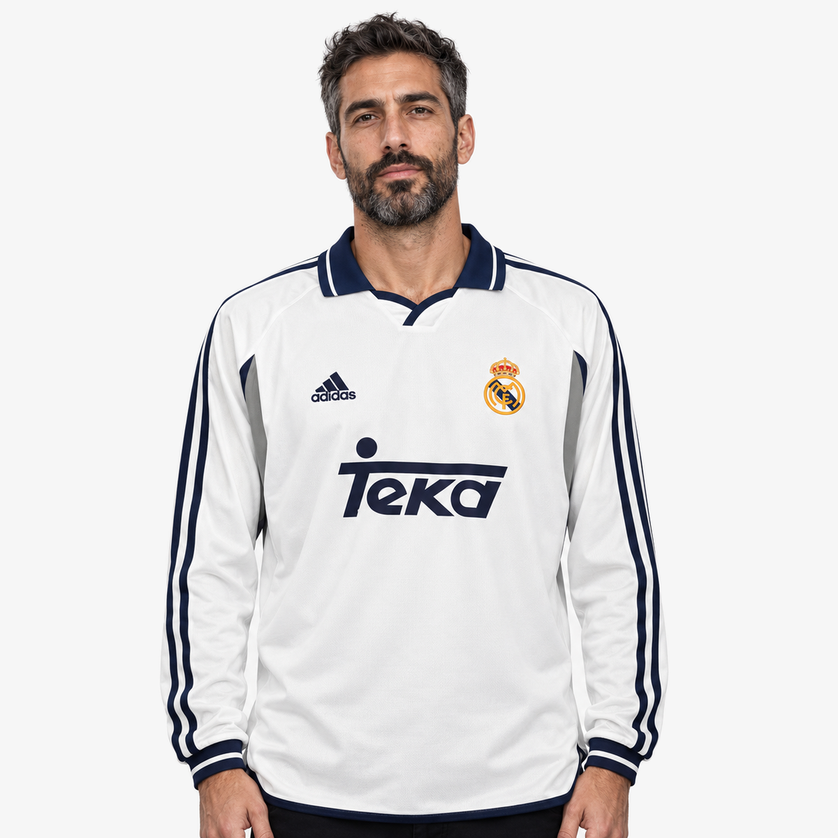 Real Madrid Camisola Principal - 00/01 - Manga Comprida — hero editorial com modelo IA
