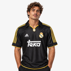 Real Madrid Camisola Secundária - 99/00 — hero editorial com modelo IA