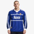 Real Madrid Camisola Secundária - 98/99 - Manga Comprida — hero editorial com modelo IA