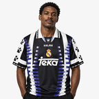 Real Madrid Camisola Terceira - 97/98 — hero editorial com modelo IA