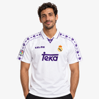 Real Madrid Camisola Principal - 96/97 — hero editorial com modelo IA