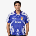 Real Madrid Camisola Secundária - 96/97 — hero editorial com modelo IA