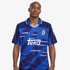 Real Madrid Camisola Secundária - 94/95 — hero editorial com modelo IA