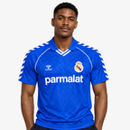 Real Madrid Camisola Secundária - 86/87 — hero editorial com modelo IA