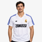 Real Madrid Camisola Principal - 84/85 — hero editorial com modelo IA