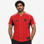 Manchester United Camisola Edição Especial Vermelha - 25/26 - hero com modelo distinto