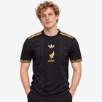 México Camisola Edição Especial Preta e Dourada - 25/26 - hero com modelo distinto