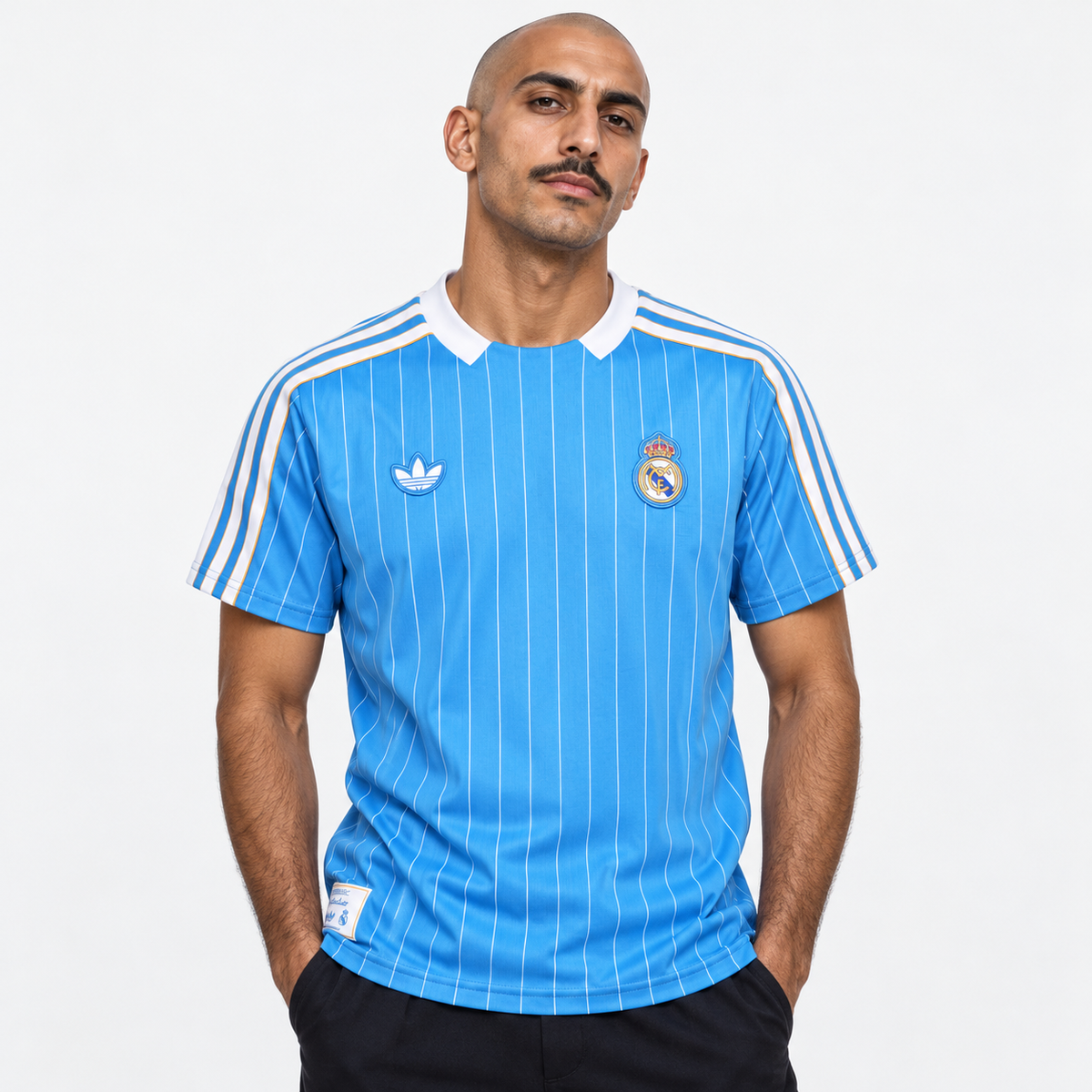 Real Madrid Camisola Edição Especial Azul-Clara - 25/26 - hero com modelo distinto