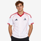 Arsenal Camisola Edição Especial Branca - 25/26 - hero com modelo distinto