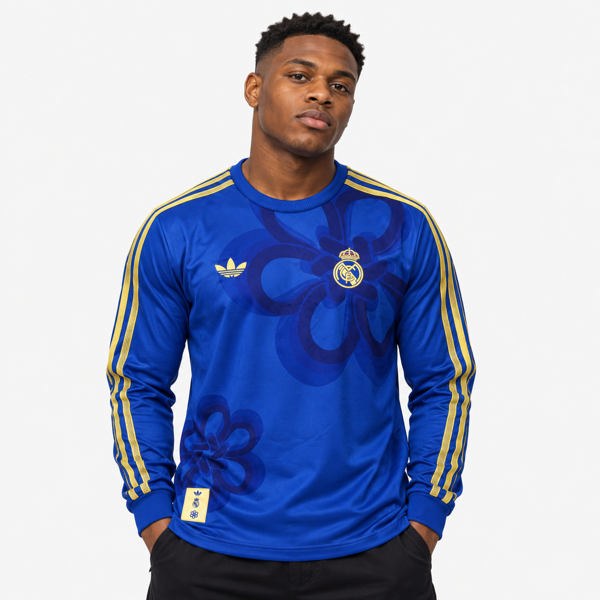 Real Madrid Camisola Edição Especial Azul - 25/26 - Manga Comprida - hero com modelo distinto