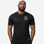 Corinthians Camisola Edição Especial Preta - 24/25 - hero com modelo distinto