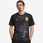 Brasil Camisola Edição Especial Cristo Redentor Preta - 24/25 - hero com modelo distinto