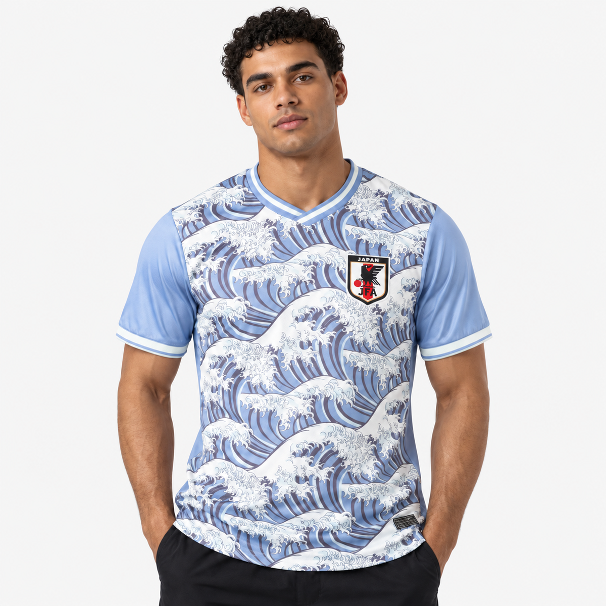 Japão Camisola Edição Especial Ondas - 24/25 - hero com modelo distinto