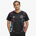 Inter Miami Camisola Edição Especial Floral - 24/25 - hero com modelo distinto