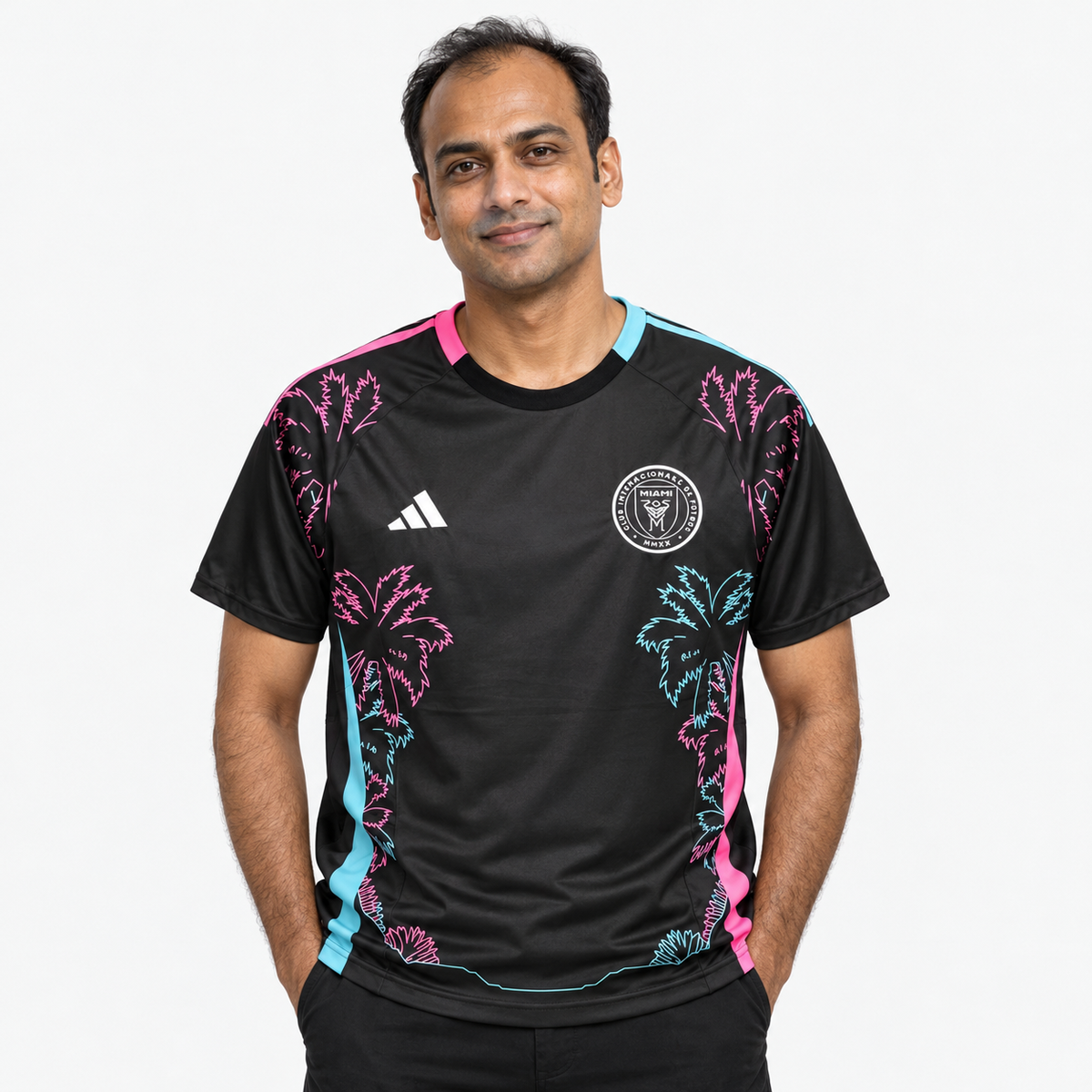Inter Miami Camisola Edição Especial Floral - 24/25 - hero com modelo distinto