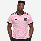 Flamengo Camisola Edição Especial Rosa - 23/24 - hero com modelo distinto