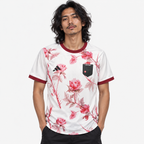 Japão Camisola Edição Especial Floral - 23/24 - hero com modelo distinto