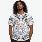 Itália Camisola Edição Especial Versace - 22/23 - hero com modelo distinto