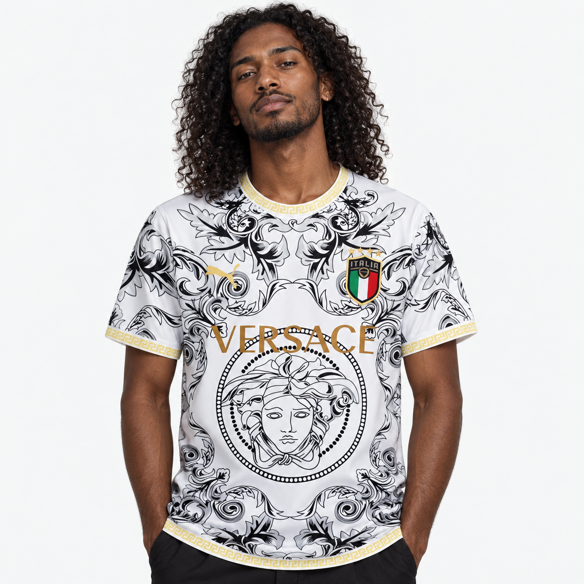 Itália Camisola Edição Especial Versace - 22/23 - hero com modelo distinto