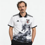 Japão Camisola Edição Especial Dragão - 22/23 - hero com modelo distinto