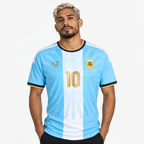 Argentina Camisola Edição Especial Messi 10 Despedida - 2026 - hero com modelo distinto